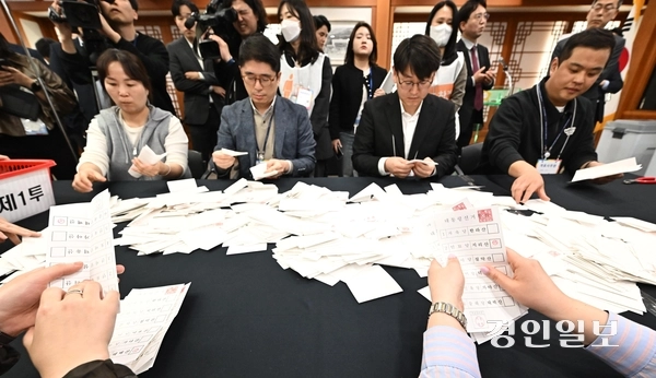 10일 오후 과천시 중앙선거관리위원회에서 열린 제21대 대통령선거 투개표 시연회에서 선관위 관계자가 수개표 과정을 시연하고 있다. 2025.4.10 /이지훈기자 jhlee@kyeongin.com