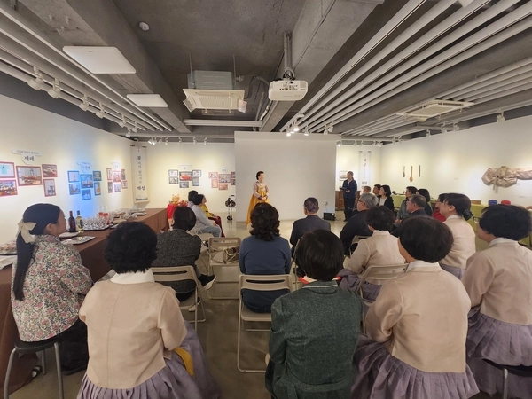 연천군은 12일까지 한국전통음식연구소가 있는 서울시 종로구 돈화문갤러리에서 ‘연천에서 다시 꽃피우는 개성음식’을 주제로 전시회를 개최한다. 2025.4.9 /연천군 제공