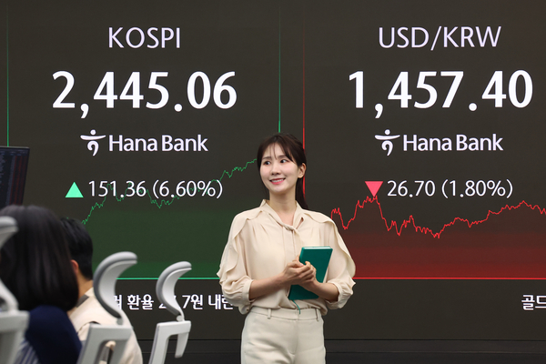 10일 서울 중구 하나은행 본점 딜링룸 현황판에 코스피, 원/달러 환율이 표시돼 있다. 이날 코스피는 전 거래일 대비 151.36p(6.60%) 오른 2,445.06로 마감했다. 2025.4.10 /연합뉴스