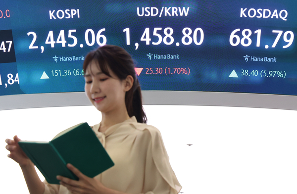 도널드 트럼프 미국 대통령이 각국에 부과한 상호관세 적용을 유예한다고 밝힌 10일 서울 중구 하나은행 본점 딜링룸 현황판에 코스피, 원/달러 환율, 코스닥 지수가 표시돼 있다. 이날 코스피는 전 거래일 대비 151.36p(6.60%) 오른 2,445.06로, 코스닥 지수는 38.40p(5.97%) 오른 681.79으로 마감했다. 2025.4.10 /연합뉴스