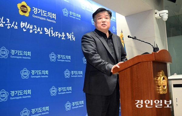 양우식 경기도의회 운영위원장이 지난달 4일 오후 도의회 브리핑룸에서 ‘의장과 교섭단체 대표연설을 1면에 싣지 않는 지방 신문 홍보비 제한’ 요구 발언과 관련해 유감 표명 관련 기자회견을 하고 있다. 2025.3.4 /임열수기자 pplys@kyeongin.com
