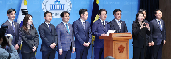 더불어민주당 대선 경선에 출마한 이재명 예비후보가 11일 서울 여의도 국회 소통관에서 열린 ‘비전 선포식 및 캠프 일정 발표’에서 캠프 인선을 소개하고 있다. 2025.4.11 /연합뉴스