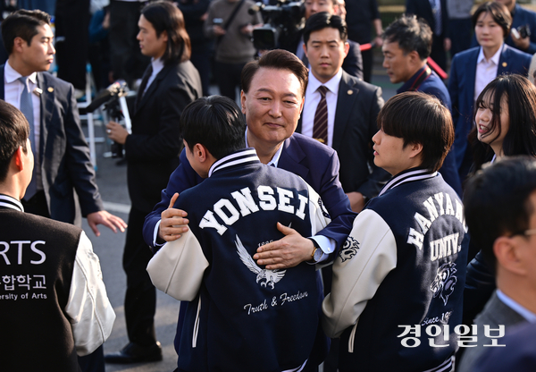 윤석열 전 대통령이 11일 오후 서울 용산구 한남동 관저를 떠나며 지지자들에게 인사하고 있다. 2025.4.11 /최은성기자 ces7198@kyeongin.com