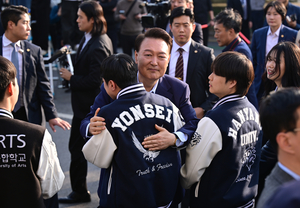 尹 “국민 한사람으로 돌아가 나라 위한 새 길 찾을 것”