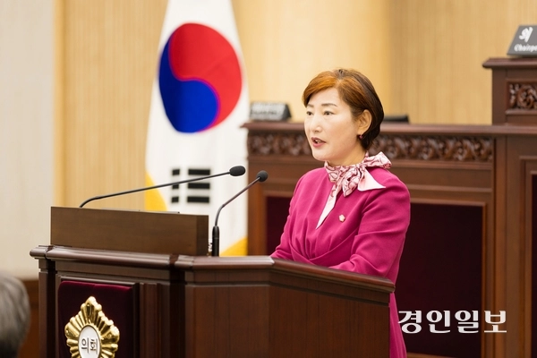 ‘개인형 이동장치 안전운행 관련 법률 제정 촉구 건의안’을 대표 발의한 현옥순 의원이 11일 본회의장에서 제안 설명을 하고 있다./안산시의회 제공