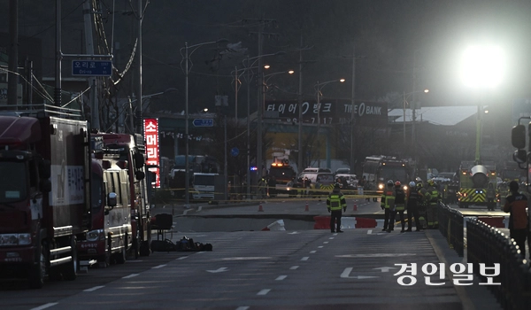 11일 오후 광명시 양지사거리 부근 신안산선 공사장 붕괴 사고 현장에서 매몰자 수색 작업이 이뤄지고 있다. 2025.4.11 /이지훈기자 jhlee@kyeongin.com