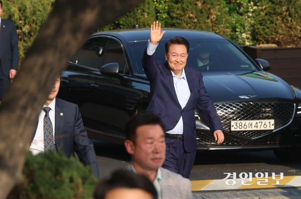 윤석열 전 대통령이 11일 오후 서울 용산구 한남동 관저를 떠나며 지지자들에게 인사하고 있다. 2025.4.11 /최은성기자 ces7198@kyeongin.com