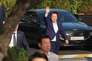 윤석열 전 대통령, 관저 떠나 서초동 사저로… 직원·지지자들과 인사