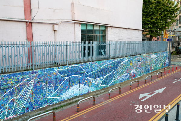 부천시 오정구 고강본동에 위치한 고강초등학교 담장에 ‘하늘을 나는 고래’를 주제로 한 벽화가 그려져 있다. /부천시 제공