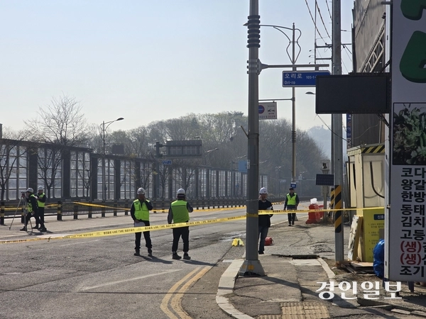 광명시 일직동 신안산선 환기구 공사 현장에서 붕괴가 우려되는 상황이 발생해 오리로 일부가 통제되고 있다. 2025.4.11 광명/김성주기자 ksj@ kyeongin.com