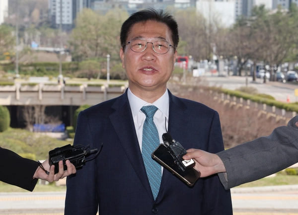 박성재 법무부 장관이 10일 과천 법무부 청사로 출근하며 취재진의 질문에 답하고 있다. 헌법재판소는 이날 박 장관에 대한 국회의 탄핵소추를 기각했다. 2025.4.10 /연합뉴스
