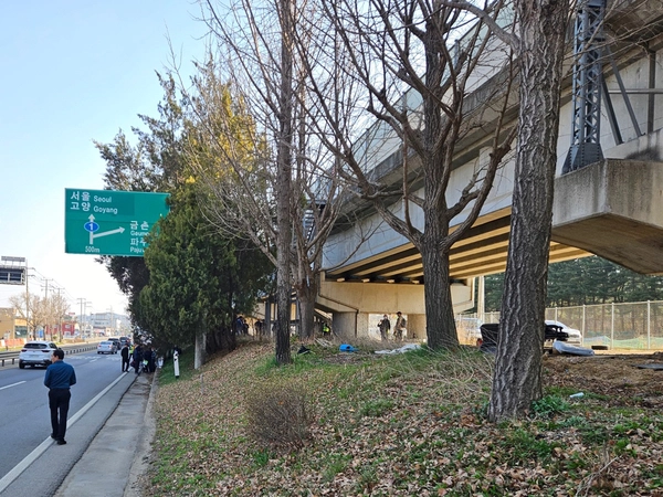 11일 오후 3시 30분께 경기 파주시 경의중앙선에서 서울 방향 월롱역∼금촌역 간을 운행하던 전동차가 고가도로 위에서 긴급 정차하는 사고가 발생했다. 사진은 사고 인근 현장의 모습. 2025.4.11 /연합뉴스=독자 제공