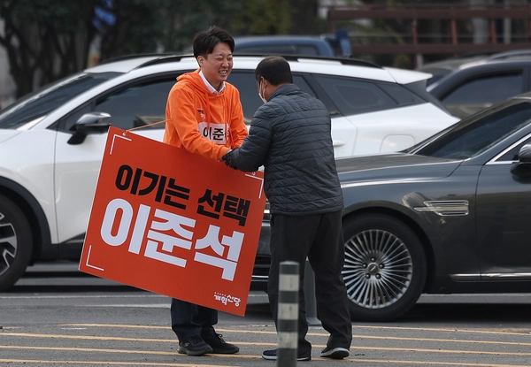 개혁신당 이준석 대선 예비후보가 9일 대구 수성구 범어네거리에서 한 시민과 악수하고 있다. 2025.4.9 /연합뉴스