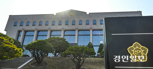 조기 대선 일정이 가속화되면서 유력 정치인 출마 선언이 잇따르고 있지만, 출마자 신분에 따라 출발선부터 각자 다른 조건에서 싸워야 한다. 사진은 ‘제21대 대통령선거’ 공식선거 관리업무에 착수한 과천시 중앙선거관리위원회 전경. 2025.4.6 /이지훈기자 jhlee@kyeongin.com