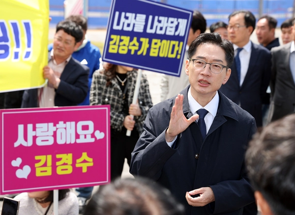 더불어민주당 김경수 전 경남지사가 13일 세종시청에서 대선 출마 선언을 한 뒤 지지자들 앞에서 인사말을 하고 있다. 2025.4.13 /연합뉴스
