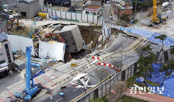 13일 오전 광명시 양지사거리 부근 신안산선 공사장 붕괴 사고 현장에 실종자 수색 작업을 위한 크레인이 설치돼 있다. 매몰됐던 근로자 2명 중 1명이 여전히 실종 상태인 가운데 소방당국은 악천후로 중단됐던 수색 작업을 이날 오후 재개했다고 밝혔다. 2025.4.13 /이지훈기자 jhlee@kyeongin.com