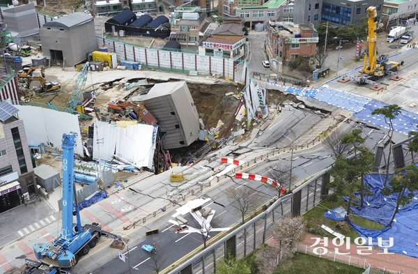 13일 오후 광명시 양지사거리 부근 신안산선 공사장 붕괴 사고 현장에서 매몰자 수색 작업이 이뤄지고 있다. 2025.4.13 /이지훈기자 jhlee@kyeongin.com