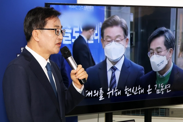 더불어민주당 대선주자인 김동연 경기도지사가 13일 서울 여의도에 개소한 선거캠프에서 열린 ‘오픈하우스’ 행사에서 미국 방문에서 얻은 ‘관세외교’ 성과와 선거운동 전략 등에 대해 발언하고 있다. 2025.4.13 /연합뉴스