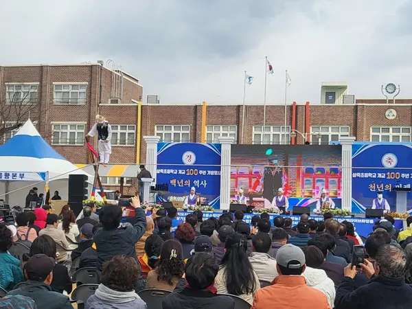 지난달 29일 열린 안성 삼죽초 개교 100주년 기념행사에서 공연이 열리고 있다. 2025.3.29 /삼죽초 제공
