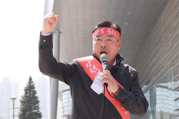 여주시의회(의장 박두형, 사진)가 지난 11일 경강선 여주~원주 구간 내 강천역 신설을 촉구하기 위해 국가철도공단을 항의 방문했다. 2025.4.11/ 여주시의회 제공