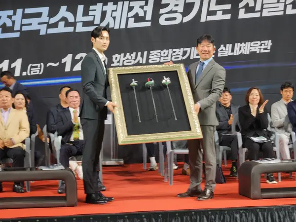 지난 12일 화성종합경기타운 실내체육관에서 열린 ‘제3회 경기도교육감배 초·중·고 펜싱선수권대회 겸 제54회 전국소년체전 경기도 선발전’ 개회식에서 김준호(왼쪽) 화성시청 펜싱팀 코치가 온현종 제4대 경기도펜싱협회장에게 펜싱검 전달을 한 가운데 두 사람이 액자를 들고 기념촬영을 하고 있다. 2025.4.12 김형욱기자/uk@kyeongin.com