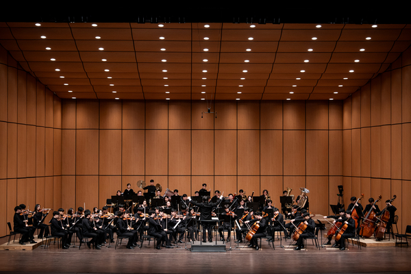 경기도가 만든 전국 첫 인재양성형 장애인 오케스트라 ‘경기 리베라 오케스트라’가 지난 10일 경기아트센터 대극장에서 첫 정기 연주회를 열고 있다./경기도 제공