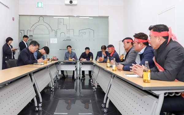 여주시의회는 지난 11일 경강선 여주~원주 구간 내 강천역 신설을 촉구하기 위해 국가철도공단을 항의 방문했다. 사진은 강천역추진위원회와 의원들은 공단관계자에게 요구사항을 전달했다. 2025.4.11 / 여주시의회 제공