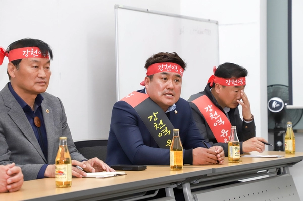 여주시의회는 지난 11일 경강선 여주~원주 구간 내 강천역 신설을 촉구하기 위해 국가철도공단을 항의 방문했다. 사진은 박시선 부의장(가운데)이 강천역 신설의 당위성을 주장하고 있다. 2025.4.11 / 여주시의회 제공