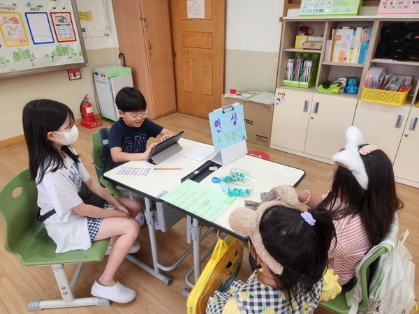 안성 삼죽초에서 학생들이 ‘인생 사진관’을 만드는 활동을 하고 있다. /삼죽초 제공