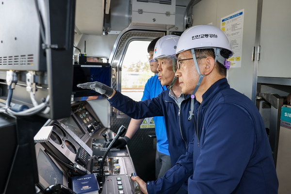최정규 인천교통공사 사장(오른쪽)과 직원들이 시운전 차량을 첨승하며 점검하고 있다. /인천교통공사 제공