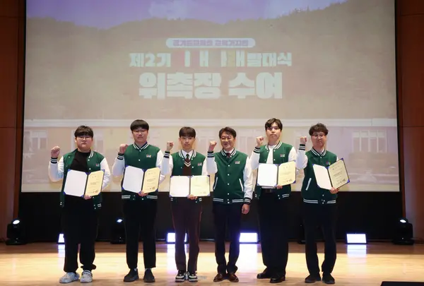 지난 12일 경기도교육청 남부청사에서 ‘제2기 교육기자단 미래나래’ 발대식이 열린 가운데 관계자들이 기념촬영을 하고 있다. /경기도교육청 제공