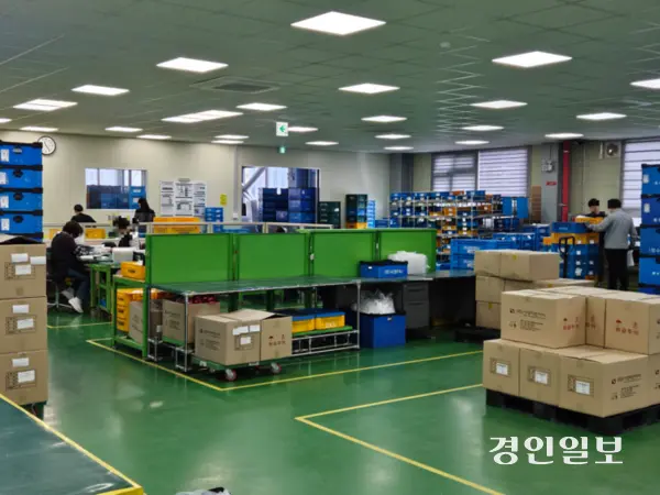 11일 군포시의 한 자동차 부품 제조업체에서 직원들이 포장 작업을 하고 있다.2025.4.11 /김지원기자 zone@kyeongin.com