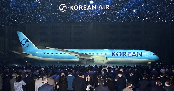 대한항공이 11일 서울 강서구 대한항공 격납고에서‘라이징 나이트’행사를 열고 새 CI를 입힌 보잉 787-10 항공기를 선보이고 있다. 새 항공기 도장의 측면 앞부분에는 ‘KOREAN AIR’에서 ‘AIR’(항공)를 뺀 ‘KOREAN’이 큼지막한 글자로 새겨졌다. 2025.3.11 /연합뉴스