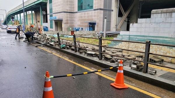 13일 경기도 수원역 인근에서 관계자들이 강한 바람에 무너진 담장 주변에서 안전조치를 취하고 있다. 2025.4.13 /독자제공
