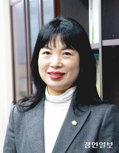 소외된 이들의 행복을 위한 정책과 지원에 적극적으로 나서고 있는 안양시의회 장경술 의원은 ‘소통’과 ‘동행’을 의정활동의 원칙으로 삼고 있다. 2025.4.14 안양/박상일기자 metro@kyeongin.com