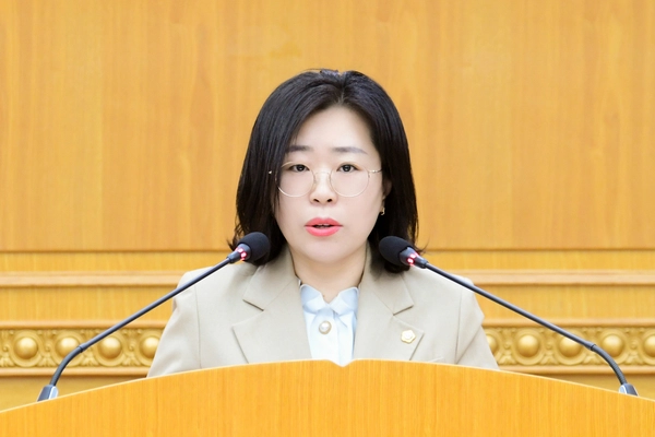 양주시의회 강혜숙 의원이 ‘화물자동차 운수사업법’ 개정 건의안을 대표 발의하고 있다. 2025.4.14 /양주시의회 제공
