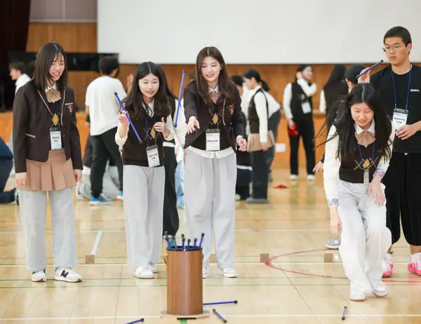 14일 성남외국어고등학교에서 학생들이 우리나라 전통놀이인 투호를 하고 있다. /경기도교육청 제공