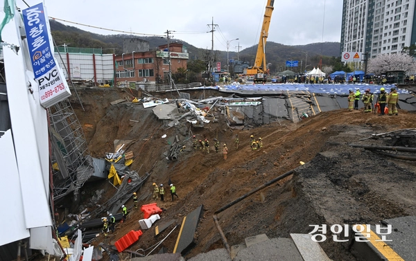 광명시 양지사거리 부근 신안산선 공사 현장에서 붕괴 사고가 발생한 가운데 14일 오후 구조대원들이 분주히 움직이고 있다. 2025.4.14 /최은성기자 ces7198@kyeongin.com