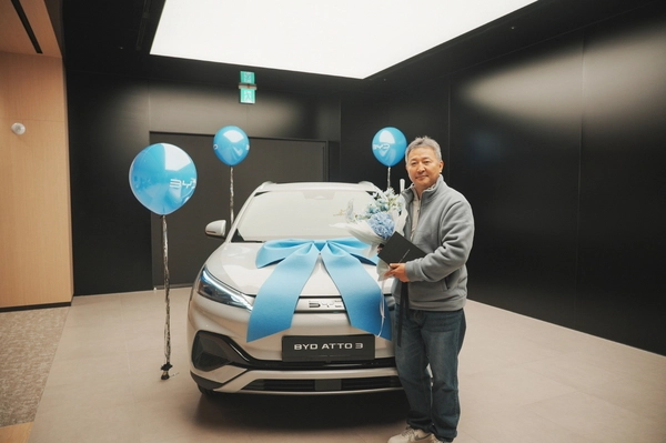 14일, BYD 안양전시장에서 이 전시장 1호 고객과 함께 BYD 아토 3 차량 인도식이 진행됐다.2025.4.14 /BYD코리아 제공