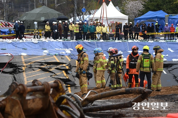 광명시 양지사거리 부근 신안산선 공사 현장에서 붕괴 사고가 발생한 가운데 14일 오후 구조대원들이 분주히 움직이고 있다. 2025.4.14 /최은성기자 ces7198@kyeongin.com
