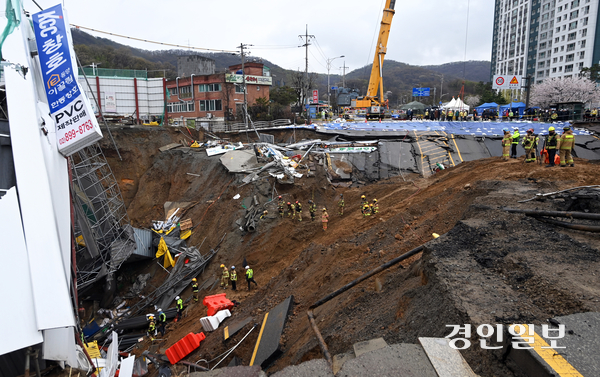 붕괴 사고가 발생한 신안산선 광명구간 지하터널 공사 현장에서 14일 오후 50대 실종자 1명을 찾기 위한 수색작업이 진행되고 있다. 지난 11일 광명시 양지사거리 부근 신안산선 복선전철 제5-2공구 지하터널 공사 현장과 상부 도로가 함께 붕괴하는 사고가 났다. 2025.4.14 /최은성기자 ces7198@kyeongin.com