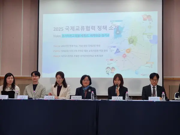 14일 성남외국어고등학교에서 서혜정(오른쪽에서 두 번째) 경기도교육청 정책기획관이 도교육청의 올해 국제교류협력 정책을 소개하고 있다. 김형욱기자/uk@kyeongin.com