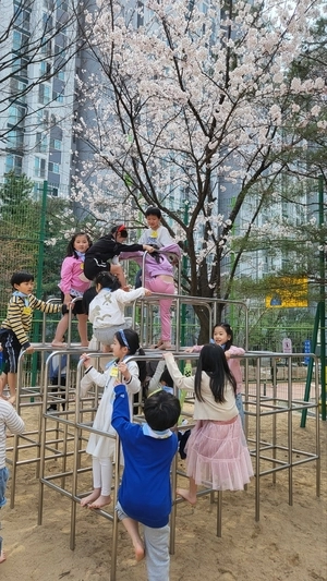 용인 심곡초 학생들이 맨발로 운동장에서 초록운동 맨발걷기 활동을 진행하고 있다./심곡초 제공