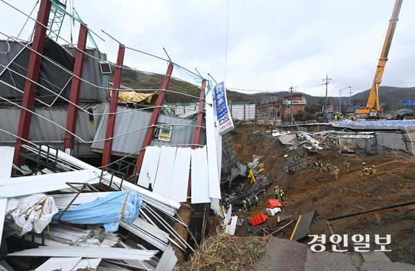 광명시 양지사거리 부근 신안산선 공사 현장에서 붕괴 사고가 발생한 가운데 14일 오후 구조대원들이 분주히 움직이고 있다. 2025.4.14 /최은성기자 ces7198@kyeongin.com