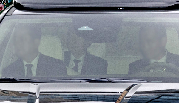 내란 우두머리 혐의를 받는 윤석열 전 대통령이 14일 첫 형사재판이 열리는 서울 서초구 서울중앙지방법원에 들어서고 있다. 2025.4.14 /연합뉴스