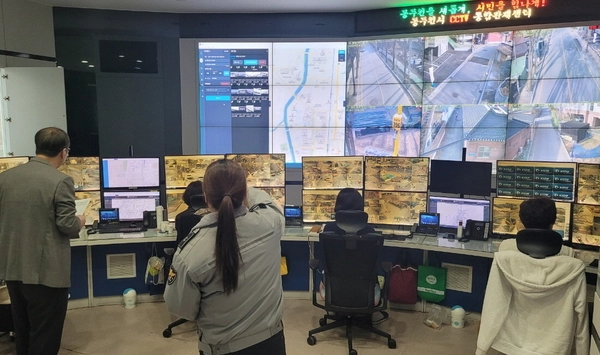 동두천경찰서와 동두천시 CCTV관제센터 직원들이 지난 11일 AI기능이 탑재된 CCTV화면을 지켜보며 도난차량을 추적하고 있다. 2025.4.11 /동두천시 제공