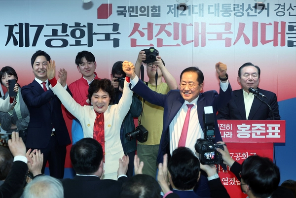 홍준표 전 대구시장이 14일 서울 여의도 대하빌딩에 마련된 선거사무소에서 제21대 대통령 선거 출마 선언 후 부인 이순삼 씨와 손을 잡고 인사를 하고 있다. 2025.4.14 /연합뉴스
