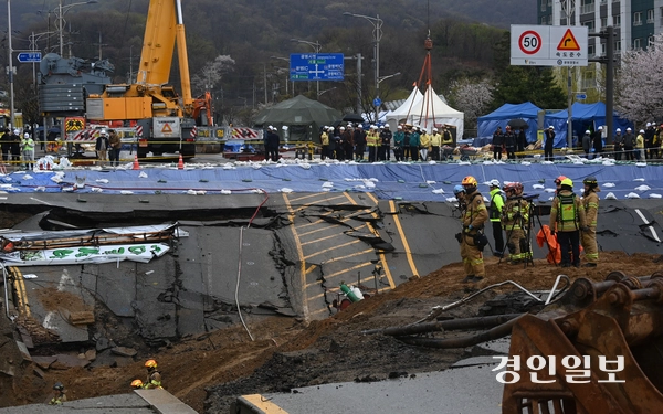 광명시 양지사거리 부근 신안산선 공사 현장에서 붕괴 사고가 발생한 가운데 14일 오후 구조대원들이 분주히 움직이고 있다. 2025.4.14 /최은성기자 ces7198@kyeongin.com