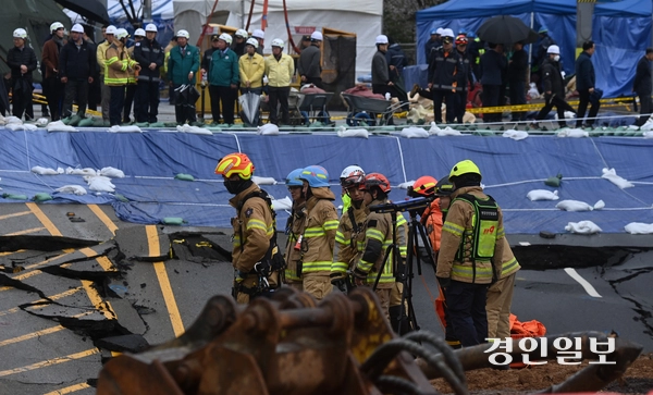 광명시 양지사거리 부근 신안산선 공사 현장에서 붕괴 사고가 발생한 가운데 14일 오후 구조대원들이 분주히 움직이고 있다. 2025.4.14 /최은성기자 ces7198@kyeongin.com