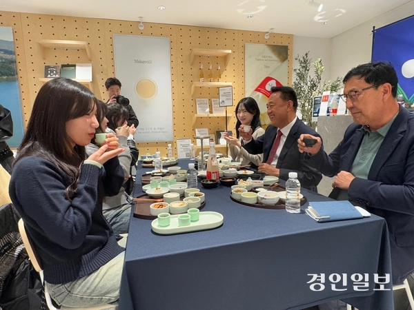 14일 오후 서울역 롯데마트 내 보틀벙커에서 열린 ‘술아원 네오막걸리 팝업스토어’ 행사에서 여주시 제1호 김순옥 음식 명인이 소개하는 네오막걸리x여주 진상미 페어링 시식회가 진행되고 있다. 2025.4.14 여주/양동민기자 coa007@kyeongin.com